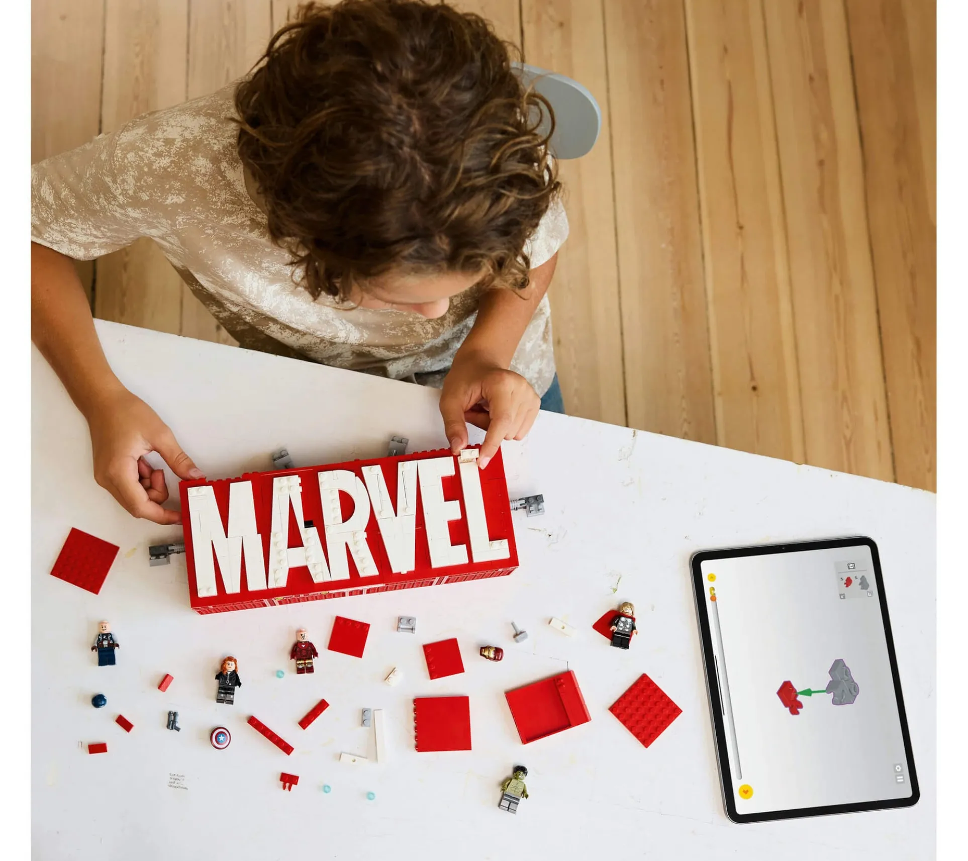 LEGO Marvel Avengers Logo & Minifigures Display Set 76313